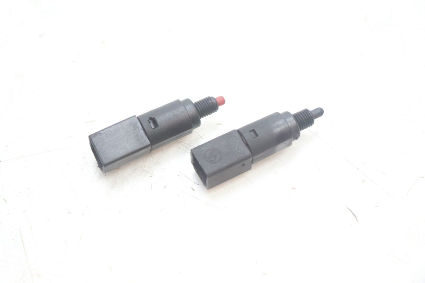 photo de INTERRUPTOR DE LUZ DE FREIO PIAGGIO MP3 125 (2006 - 2014) - Detalhe da peça