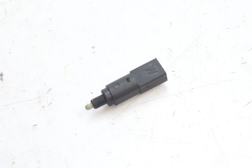 photo de INTERRUPTOR DE LUZ DE FREIO PIAGGIO MP3 500 (2016 - 2018) - Zoom do estado de desgaste