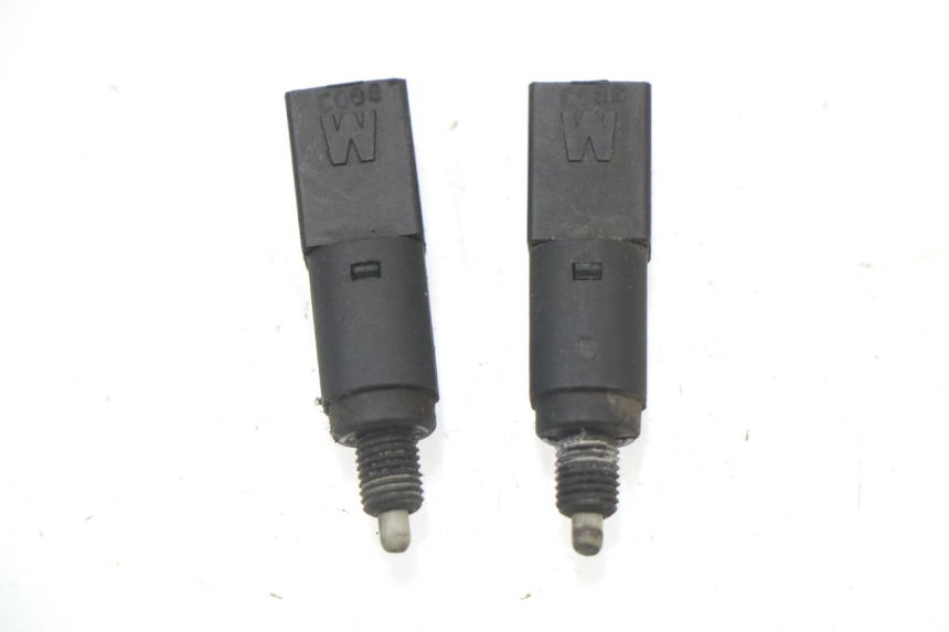 photo de INTERRUPTOR DE LUZ DE FREIO PIAGGIO NRG 50 (2004 - 2017) - Detalhe da peça