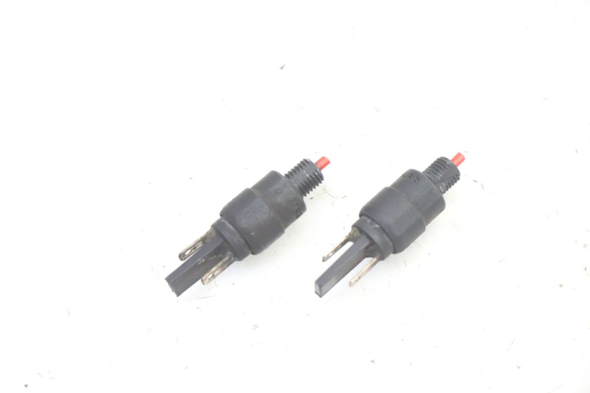 photo de INTERRUPTOR DE LUZ DE FREIO PIAGGIO NRG POWER PUREJET 50 (2018 - 2021) - Detalhe da peça