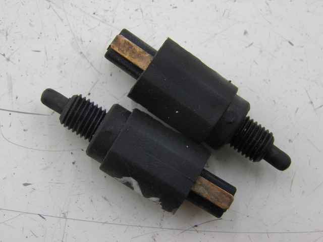photo de INTERRUPTOR DE LUZ DE FREIO PIAGGIO BEVERLY 125 (1998 - 2005) - Vista principal