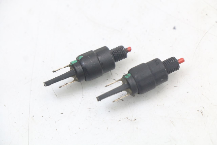 photo de INTERRUPTOR DE LUZ DE FREIO PIAGGIO LIBERTY IGET 4T 50 (2021 - 2025) - Zoom do estado de desgaste