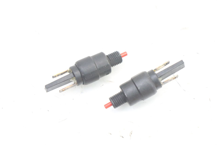 photo de INTERRUPTOR DE LUZ DE FREIO PIAGGIO NRG POWER PUREJET 50 (2018 - 2021) - Zoom do estado de desgaste