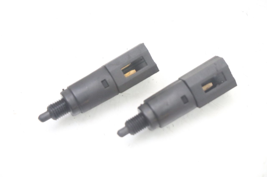 photo de INTERRUPTOR DE LUZ DE FREIO PIAGGIO VESPA GRANTURISMO 125 (2003 - 2007) - Vista principal