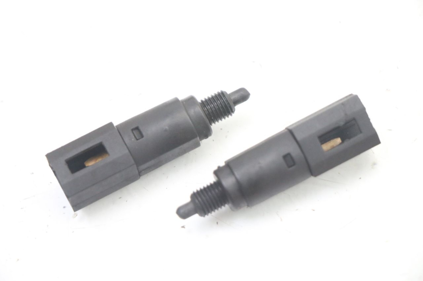 photo de INTERRUPTOR DE LUZ DE FREIO PIAGGIO VESPA GRANTURISMO 125 (2003 - 2007) - Detalhe da peça