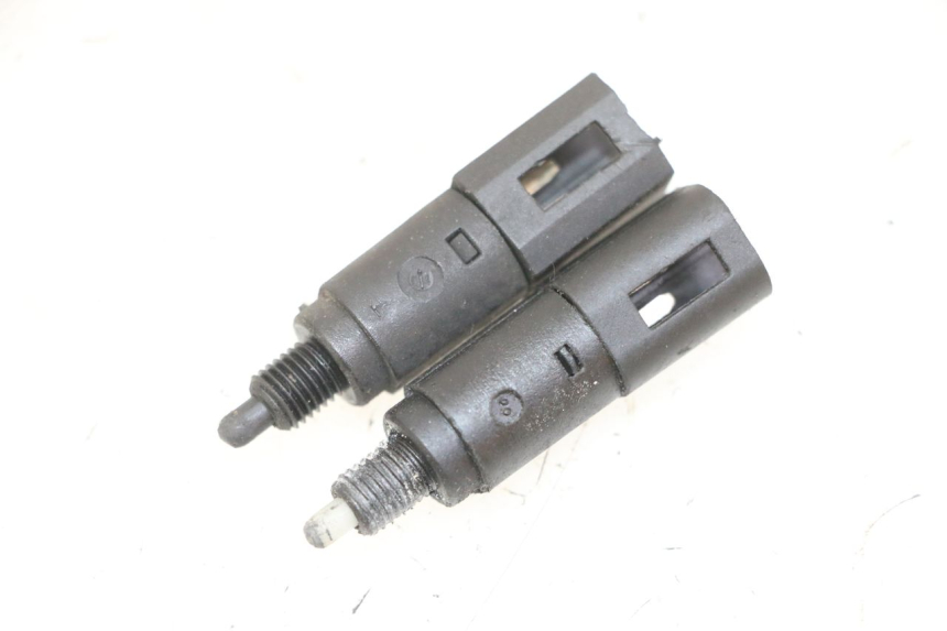 photo de INTERRUPTOR DE LUZ DE FREIO PIAGGIO VESPA GRANTURISMO 200 (2004 - 2005) - Vista principal