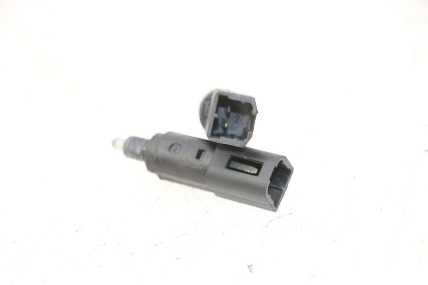 photo de INTERRUPTOR DE LUZ DE FREIO PIAGGIO VESPA GRANTURISMO 200 (2004 - 2005) - Detalhe da peça