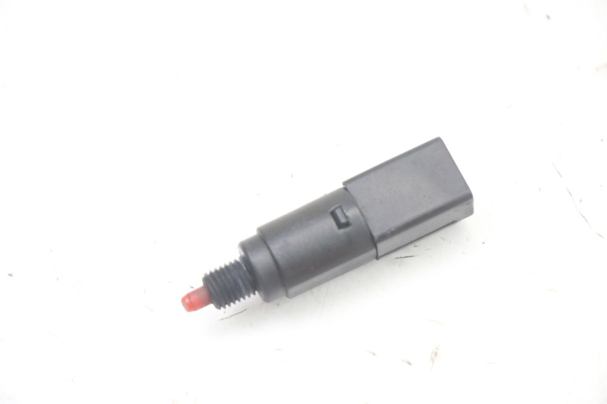 photo de INTERRUPTOR DE LUZ DE FREIO PIAGGIO VESPA S 2T 50 (2007 - 2014) - Zoom do estado de desgaste