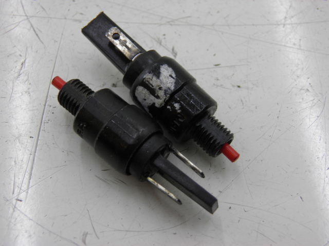 photo de INTERRUPTOR DE LUZ DE FREIO PIAGGIO XEVO - X EVO 125 (2010 - 2015) - Vista principal