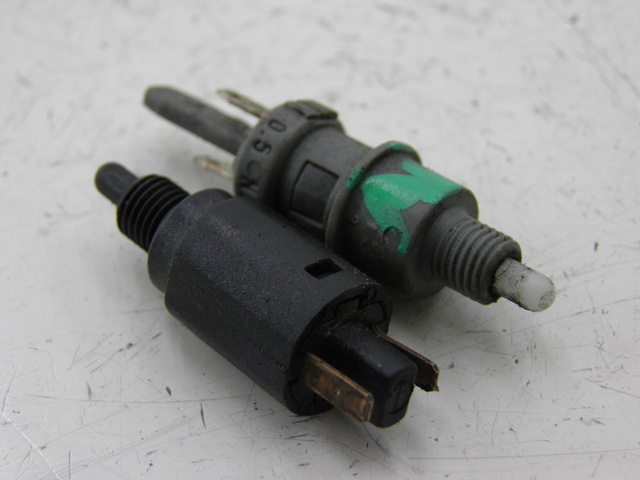 photo de INTERRUPTOR DE LUZ DE FREIO PIAGGIO ZIP 4T 50 (2001 - 2008) - Vista principal