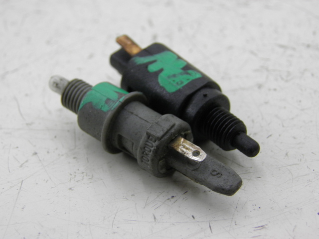 photo de INTERRUPTOR DE LUZ DE FREIO PIAGGIO ZIP 4T 50 (2001 - 2008) - Detalhe da peça