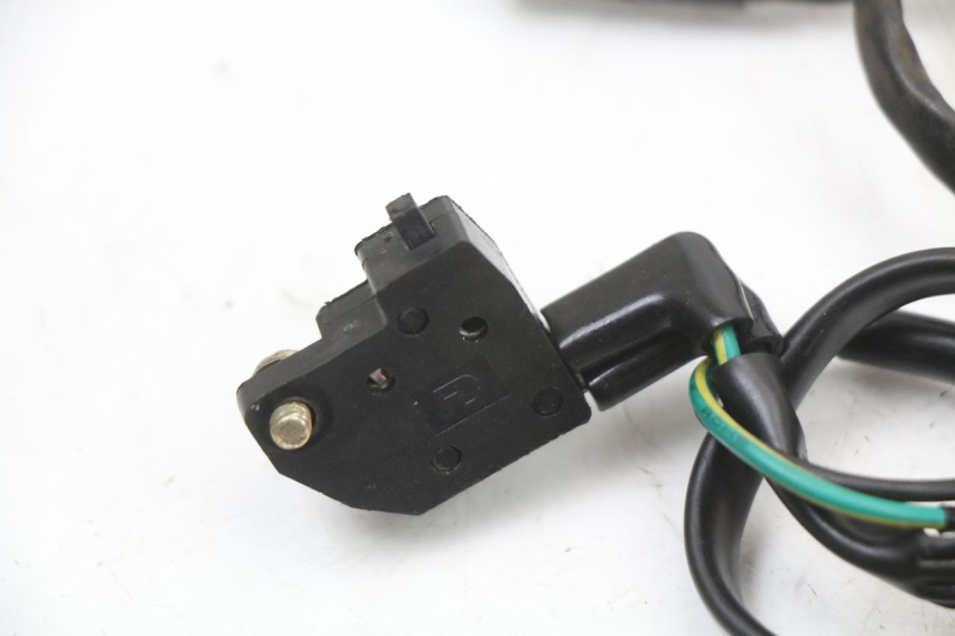photo de INTERRUPTOR DE LUZ DE FREIO TNT MOTOR ROMA 10' 4T 50 (2019 - 2022) - Outro ângulo de visão