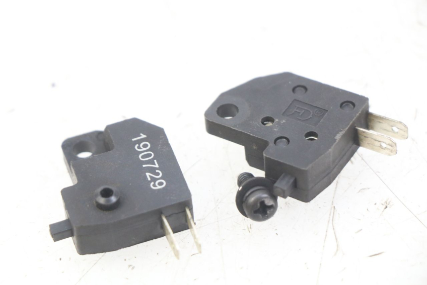 photo de INTERRUPTOR DE LUZ DE FREIO LVNENG S5 1 (2019 - 2023) - Zoom do estado de desgaste