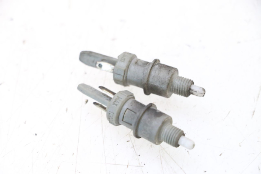 photo de INTERRUPTOR DE LUZ DE FREIO PEUGEOT SATELIS COMPRESSOR K15 125 (2006 - 2009) - Vista principal