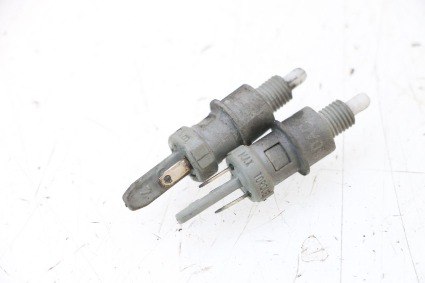 photo de INTERRUPTOR DE LUZ DE FREIO PEUGEOT SATELIS COMPRESSOR K15 125 (2006 - 2009) - Detalhe da peça
