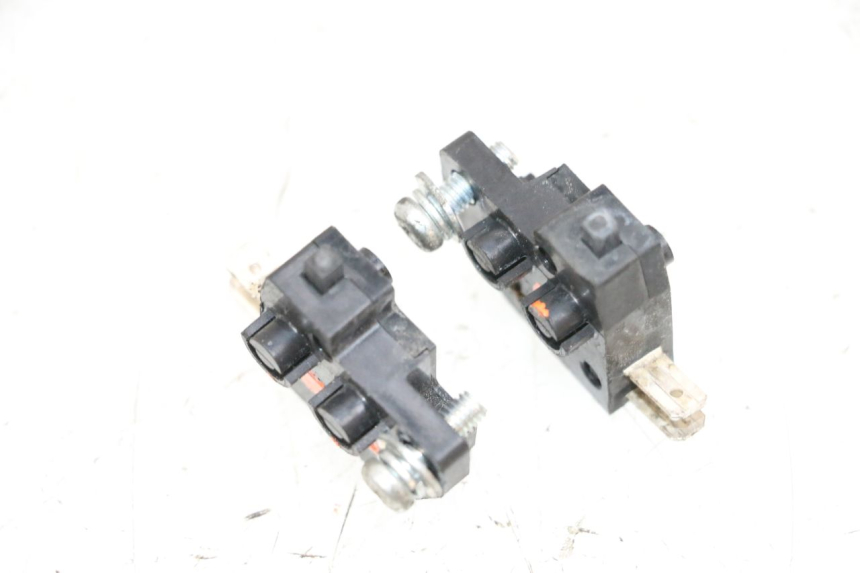 photo de INTERRUPTOR DE LUZ DE FREIO PEUGEOT SATELIS 125 (2013 - 2018) - Zoom do estado de desgaste