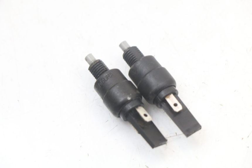 photo de INTERRUPTOR DE LUZ DE FREIO APRILIA SCARABEO GT 125 (1999 - 2007) - Zoom do estado de desgaste