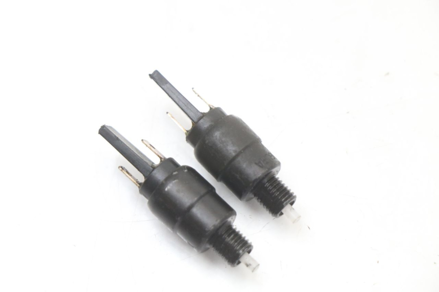 photo de INTERRUPTOR DE LUZ DE FREIO APRILIA SR CARB LC 2T 50 (2004 - 2012) - Zoom do estado de desgaste