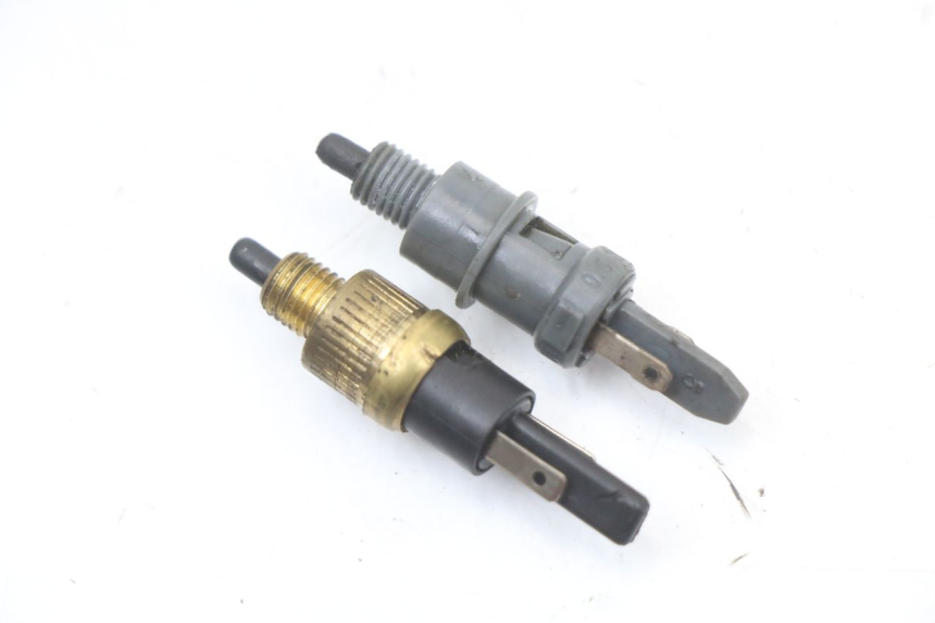photo de INTERRUPTOR DE LUZ DE FREIO PEUGEOT STREETZONE I 2T 50 (2018 - 2020) - Detalhe da peça