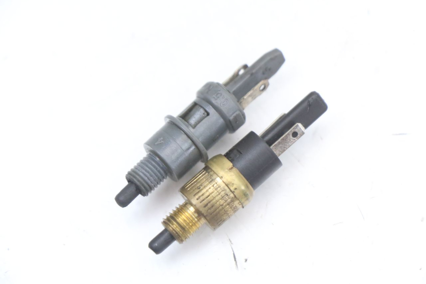 photo de INTERRUPTOR DE LUZ DE FREIO PEUGEOT STREETZONE I 2T 50 (2018 - 2020) - Zoom do estado de desgaste