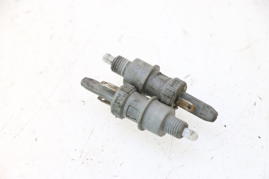 photo de INTERRUPTOR DE LUZ DE FREIO PEUGEOT TREKKER TKR 50 (2005 - 2014) - Detalhe da peça