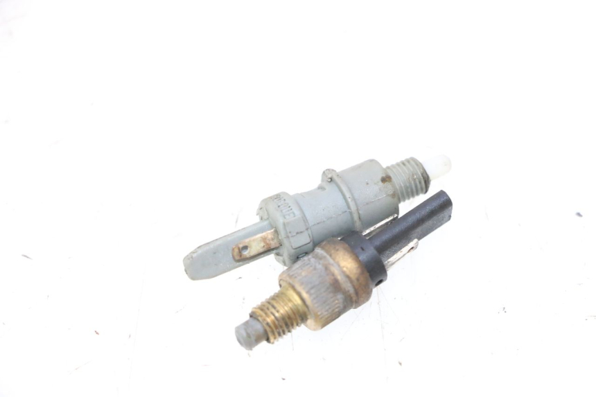 photo de INTERRUPTOR DE LUZ DE FREIO PEUGEOT TREKKER 50 (1995 - 2004) - Detalhe da peça