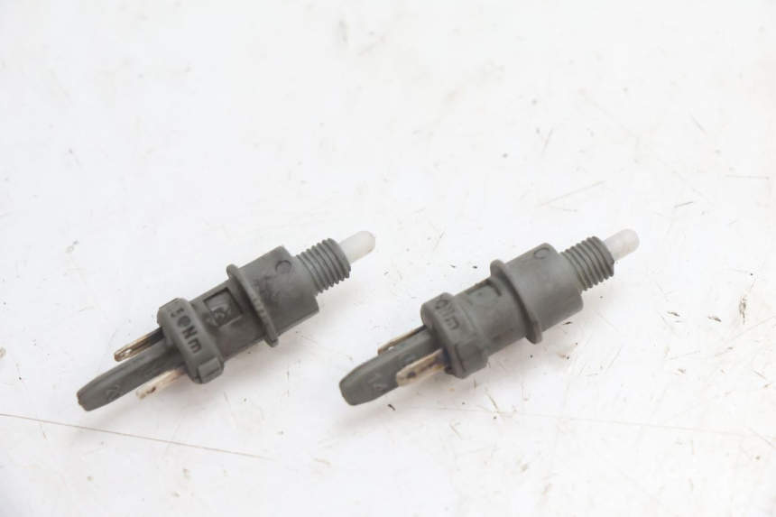 photo de INTERRUPTOR DE LUZ DE FREIO PIAGGIO TYPHOON 50 (2000 - 2009) - Detalhe da peça