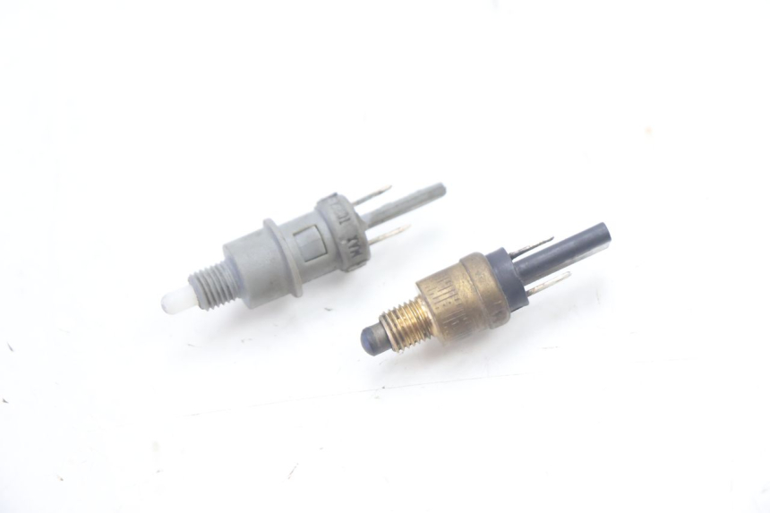 photo de INTERRUPTOR DE LUZ DE FREIO PIAGGIO TYPHOON 50 (1993 - 1999) - Vista principal