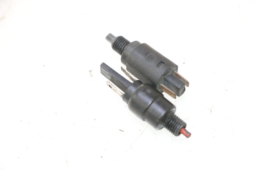 photo de INTERRUPTOR DE LUZ DE FREIO PIAGGIO VESPA LX 2T 50 (2005 - 2013) - Detalhe da peça