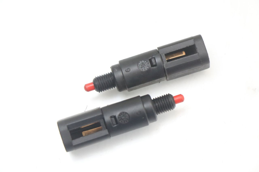 photo de INTERRUPTOR DE LUZ DE FREIO PIAGGIO VESPA LX 125 (2005 - 2010) - Vista principal