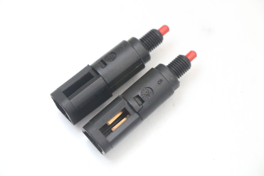 photo de INTERRUPTOR DE LUZ DE FREIO PIAGGIO VESPA LX 125 (2005 - 2010) - Detalhe da peça