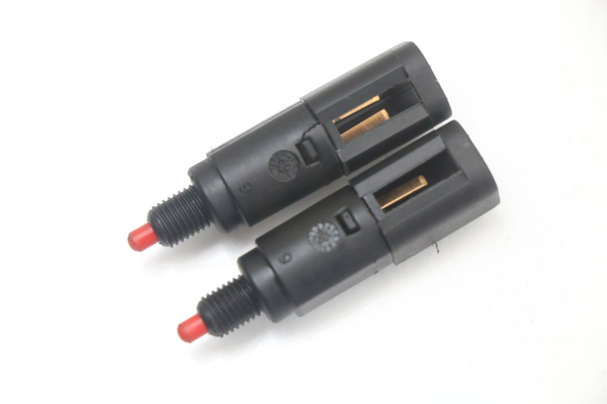 photo de INTERRUPTOR DE LUZ DE FREIO PIAGGIO VESPA LX 125 (2005 - 2010) - Zoom do estado de desgaste