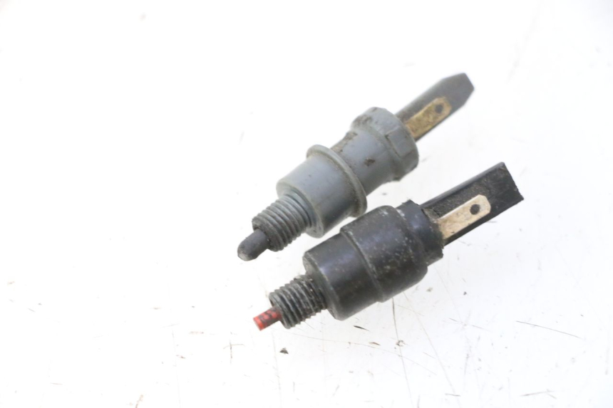 photo de INTERRUPTOR DE LUZ DE FREIO PIAGGIO VESPA PRIMAVERA 2T 50 (2013 - 2018) - Vista principal