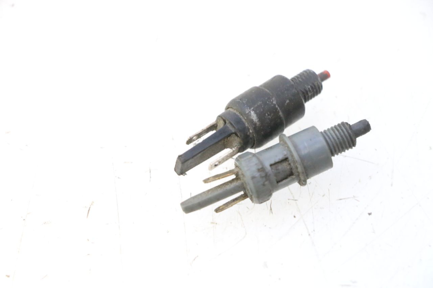 photo de INTERRUPTOR DE LUZ DE FREIO PIAGGIO VESPA PRIMAVERA 2T 50 (2013 - 2018) - Detalhe da peça