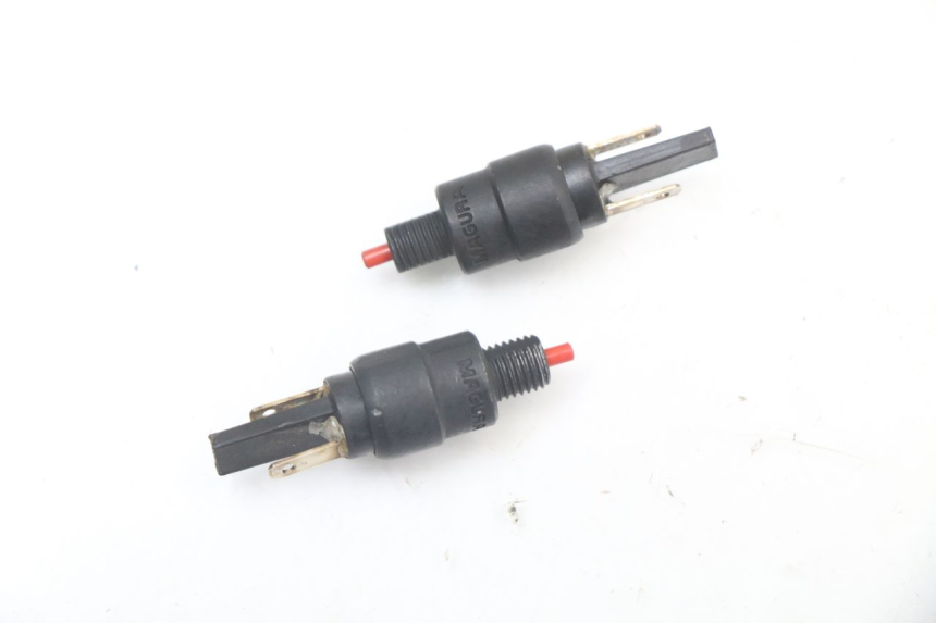 photo de INTERRUPTOR DE LUZ DE FREIO PIAGGIO VESPA PRIMAVERA 4T 50 (2021 - 2024) - Zoom do estado de desgaste