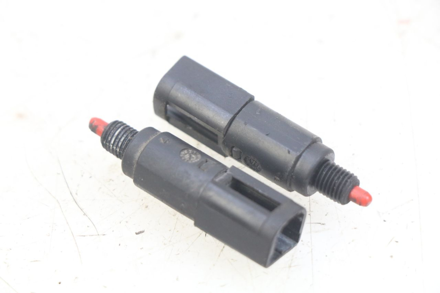 photo de INTERRUPTOR DE LUZ DE FREIO PIAGGIO VESPA S 2T 50 (2007 - 2014) - Vista principal