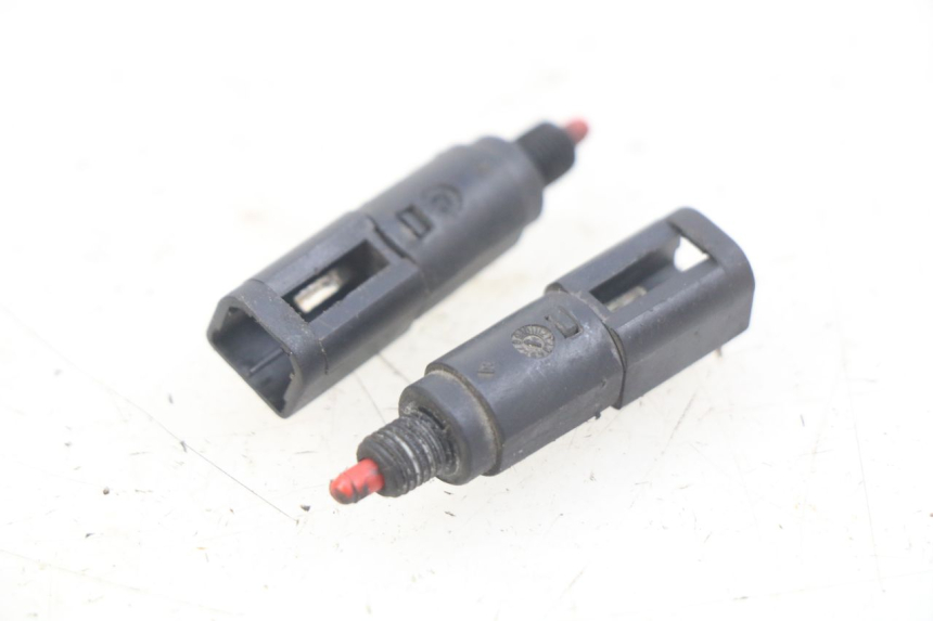 photo de INTERRUPTOR DE LUZ DE FREIO PIAGGIO VESPA S 2T 50 (2007 - 2014) - Zoom do estado de desgaste