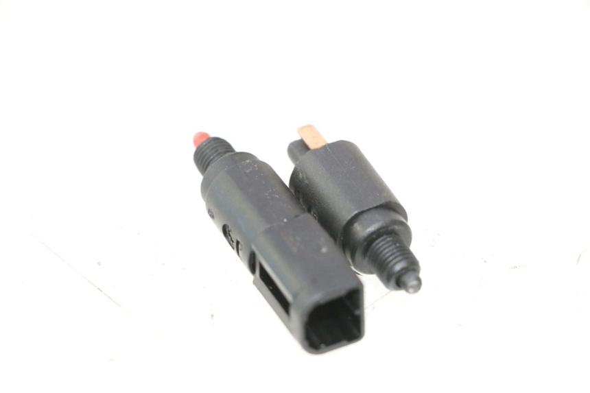 photo de INTERRUPTOR DE LUZ DE FREIO PIAGGIO VESPA S 2T 50 (2007 - 2014) - Detalhe da peça