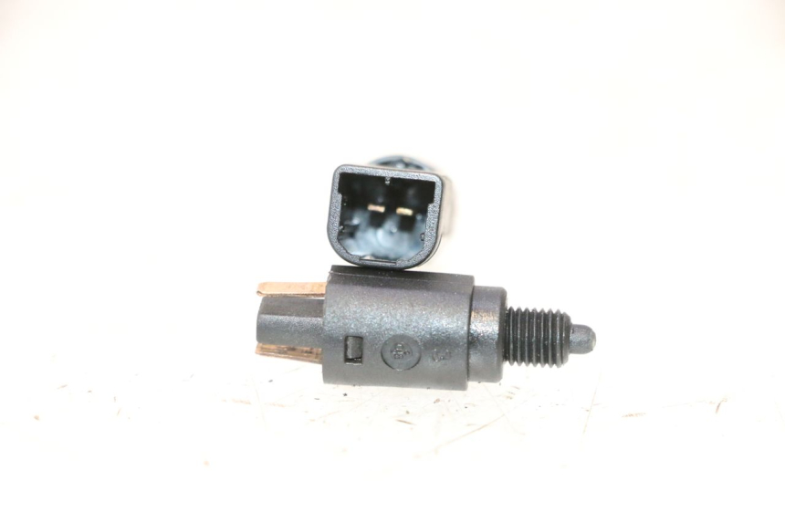 photo de INTERRUPTOR DE LUZ DE FREIO PIAGGIO VESPA S 2T 50 (2007 - 2014) - Zoom do estado de desgaste