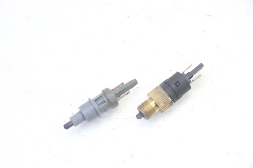 photo de INTERRUPTOR DE LUZ DE FREIO PEUGEOT VIVACITY NEW 4T 50 (2008 - 2017) - Vista principal