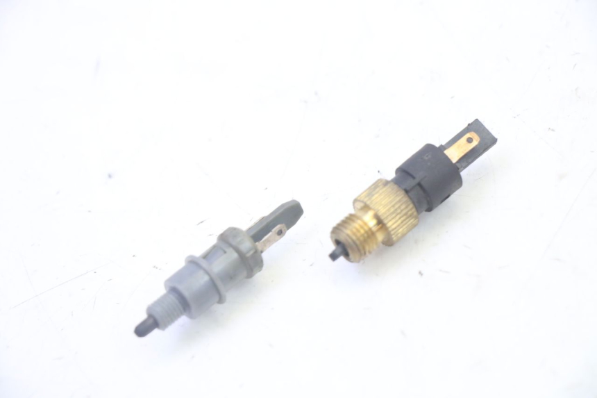 photo de INTERRUPTOR DE LUZ DE FREIO PEUGEOT VIVACITY NEW 4T 50 (2008 - 2017) - Detalhe da peça