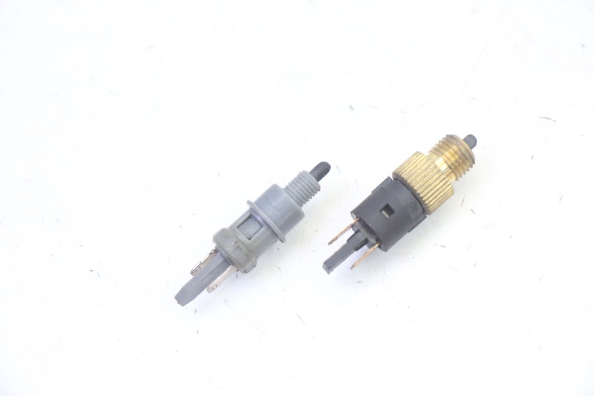 photo de INTERRUPTOR DE LUZ DE FREIO PEUGEOT VIVACITY NEW 4T 50 (2008 - 2017) - Zoom do estado de desgaste