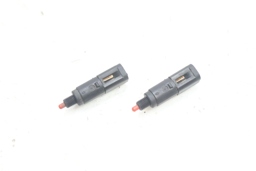 photo de INTERRUPTOR DE LUZ DE FREIO PIAGGIO X8 STREET 125 (2006 - 2007) - Vista principal