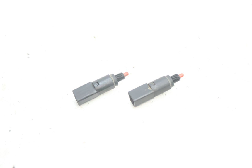 photo de INTERRUPTOR DE LUZ DE FREIO PIAGGIO X8 STREET 125 (2006 - 2007) - Detalhe da peça