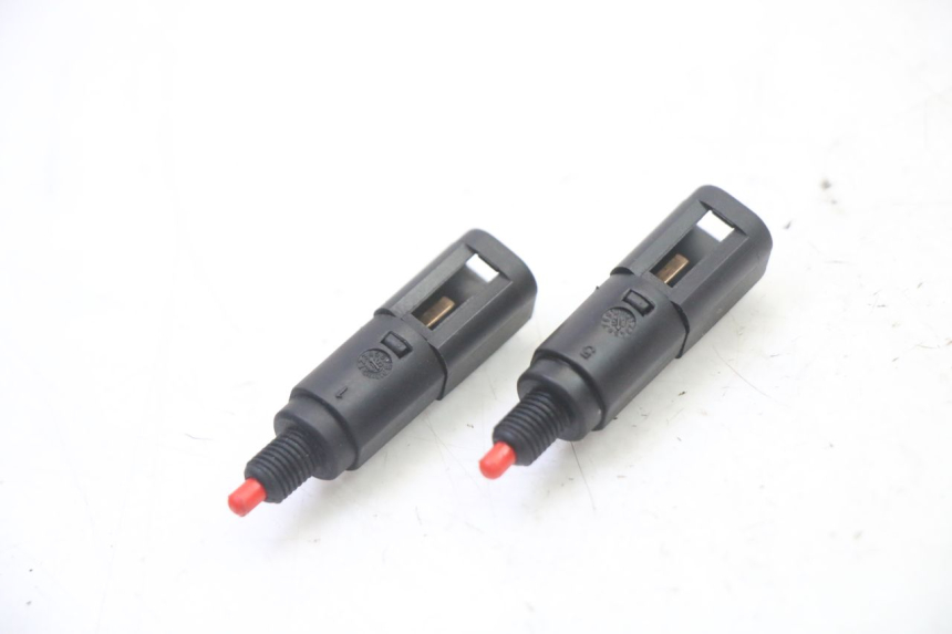 photo de INTERRUPTOR DE LUZ DE FREIO PIAGGIO X9 EVOLUTION 125 (2003 - 2007) - Detalhe da peça