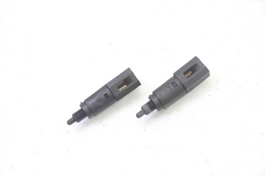 photo de INTERRUPTOR DE LUZ DE FREIO PIAGGIO X9 EVOLUTION 125 (2003 - 2007) - Vista principal