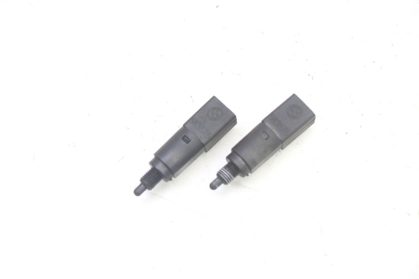 photo de INTERRUPTOR DE LUZ DE FREIO PIAGGIO X9 EVOLUTION 125 (2003 - 2007) - Zoom do estado de desgaste