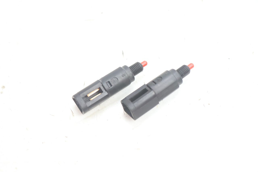 photo de INTERRUPTOR DE LUZ DE FREIO PIAGGIO X9 EVOLUTION 125 (2003 - 2007) - Detalhe da peça