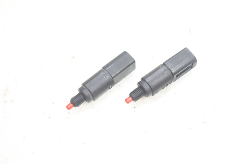 photo de INTERRUPTOR DE LUZ DE FREIO PIAGGIO X9 EVOLUTION 125 (2003 - 2007) - Zoom do estado de desgaste