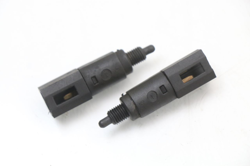 photo de INTERRUPTOR DE LUZ DE FREIO PIAGGIO X9 125 (2000 - 2003) - Vista principal